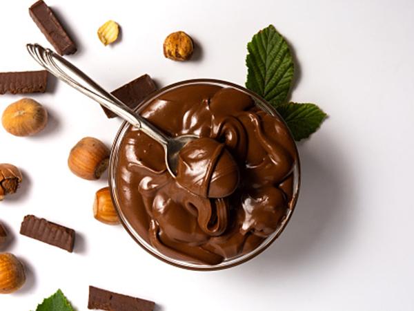 Hazelnut-spread-with-mint-leaves