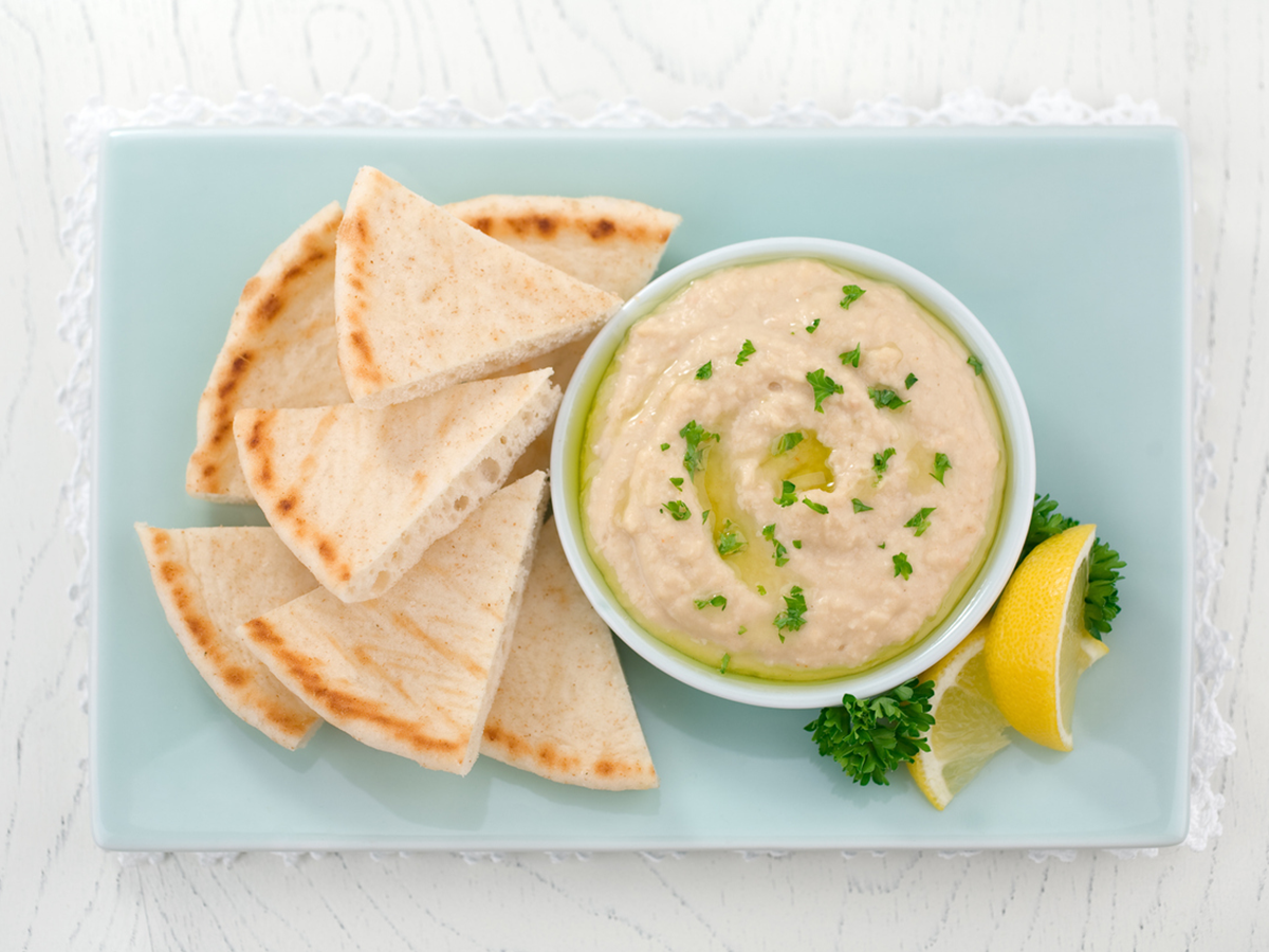 Pita and hummus is a low-calorie, protein-rich snack for muscle gain