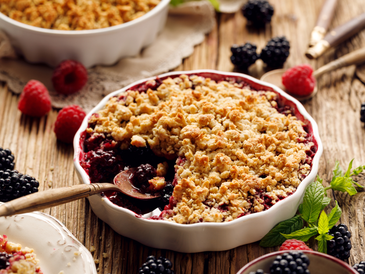 Recipe for gluten-free oat and berry crumble