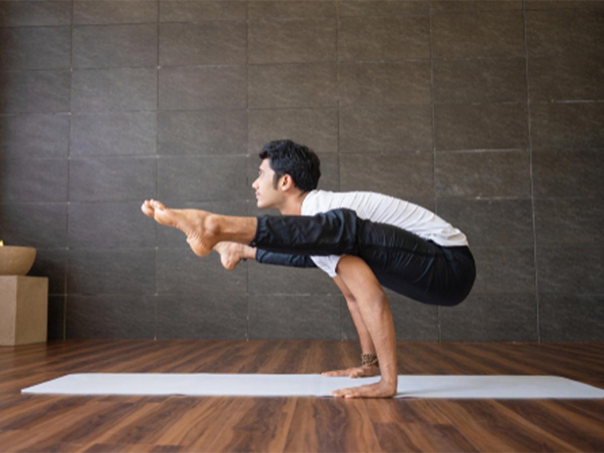 Firefly pose helps in achieving a stronger core