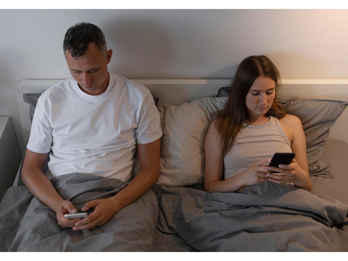  Couple scrolling on phones due to poor sex life, 