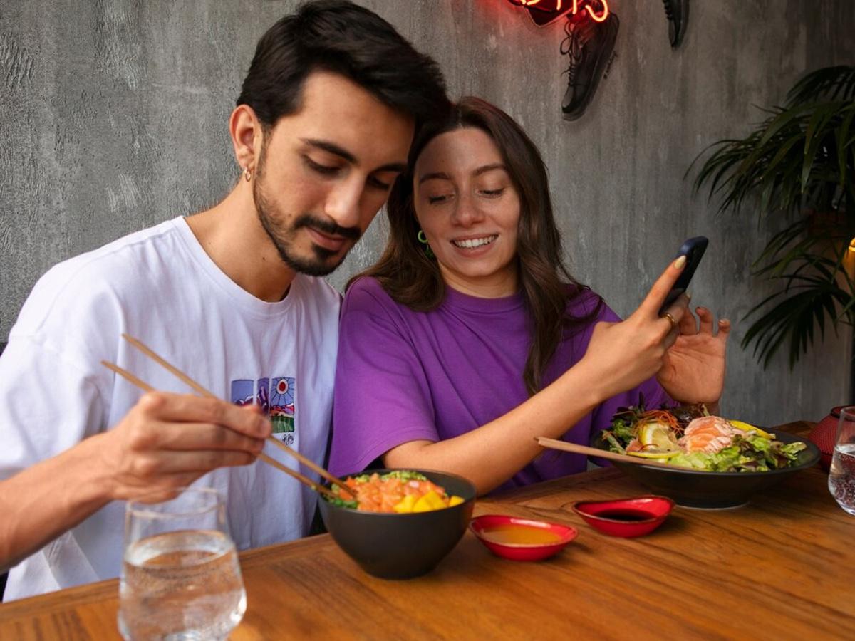 Couple eating, 